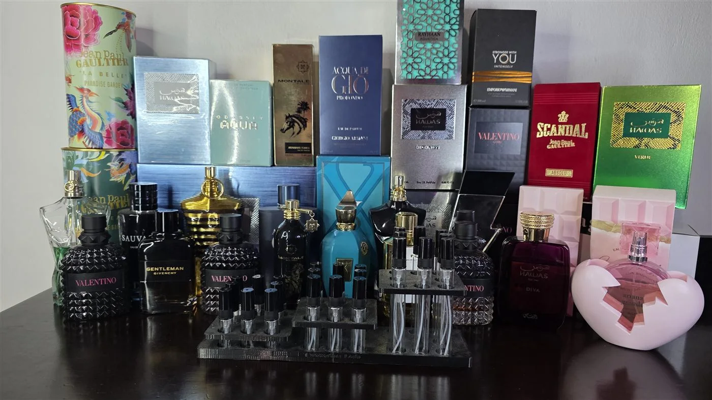 Espacio de trabajo de Essentia Lab con frascos originales y decants